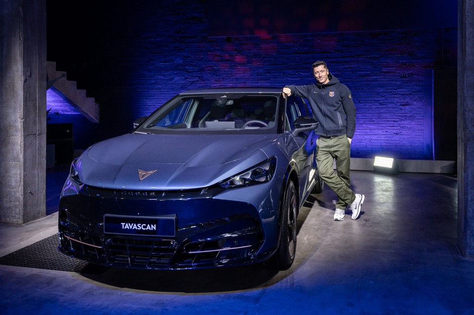 Robert Lewandowski i Cupra Tavascan. Dla siebie piłkarz wybrał jednak model Terramar