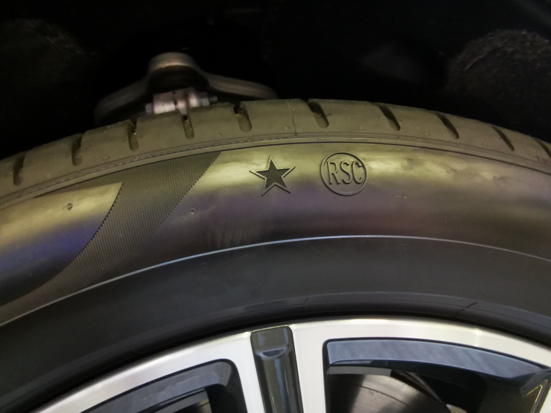 Oczywiście, auto opancerzone musi być wyposażone w specjalne opony.