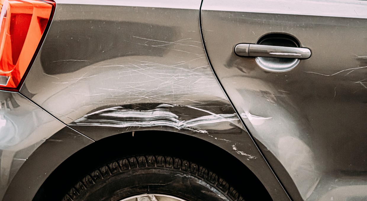 Zarysował czyjś samochód na parkingu i odjechał. Musi zapłacić równowartość swoich trzech emerytur