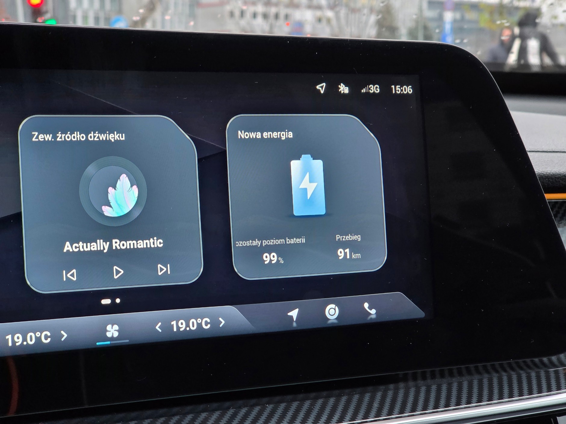System multimedialny ma bardzo minimalistyczny design. Pod głównymi kaflami umieszczono wygodne skróty. To dziwne kółko koło słuchawki po prawej przenosiło do Android Auto