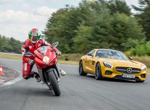 Mercedes-Benz AMG GT S i MV Agusta F3 - pojedynek rywali z jednej drużyny