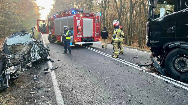 Tir zderzył się z autem osobowym. Dwie osoby zmarły