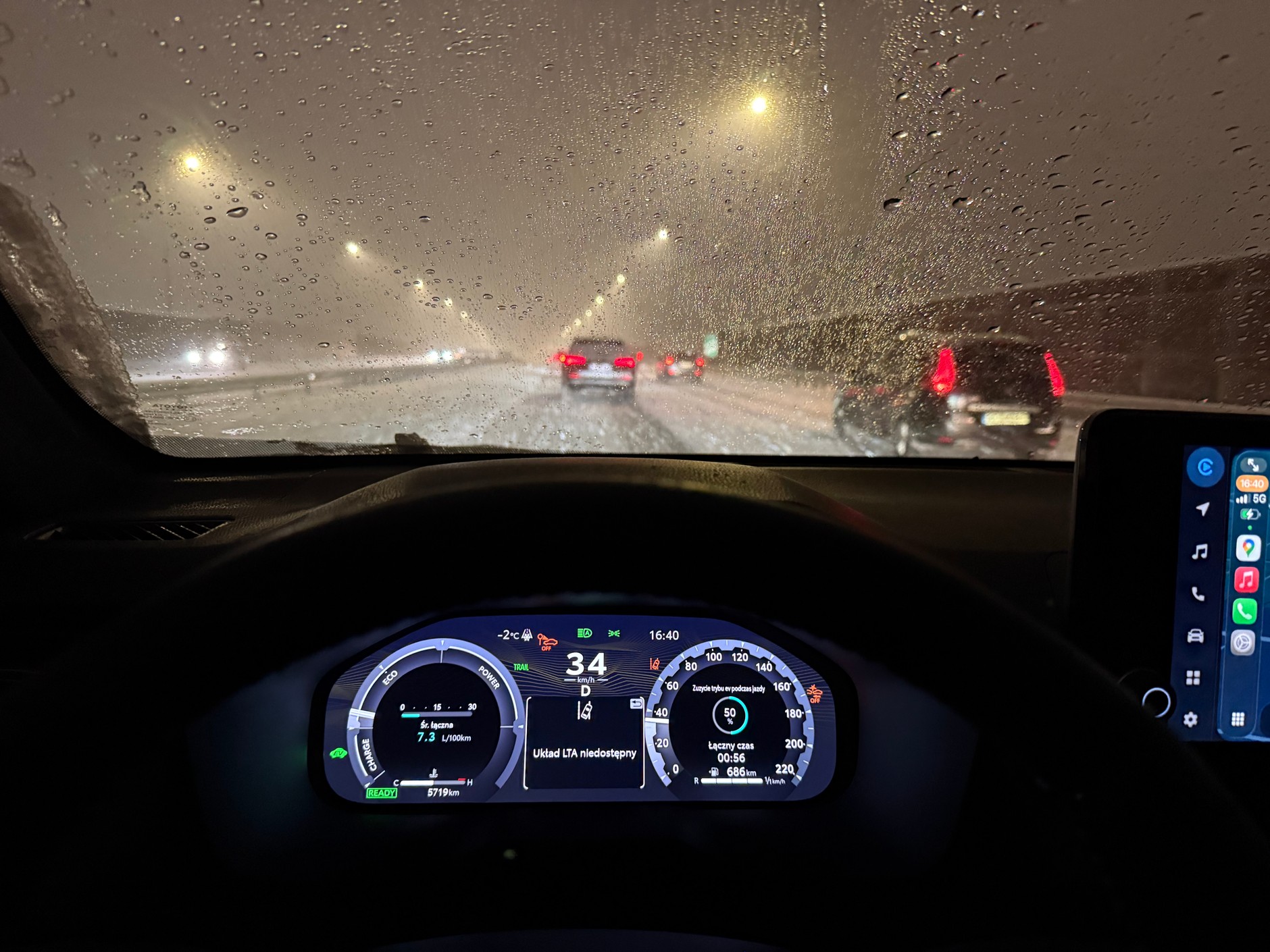 Jeśli warunki pogodowe wymuszają powolną jazdę, niska prędkość na autostradzie oczywiście jest zgodna z przepisami