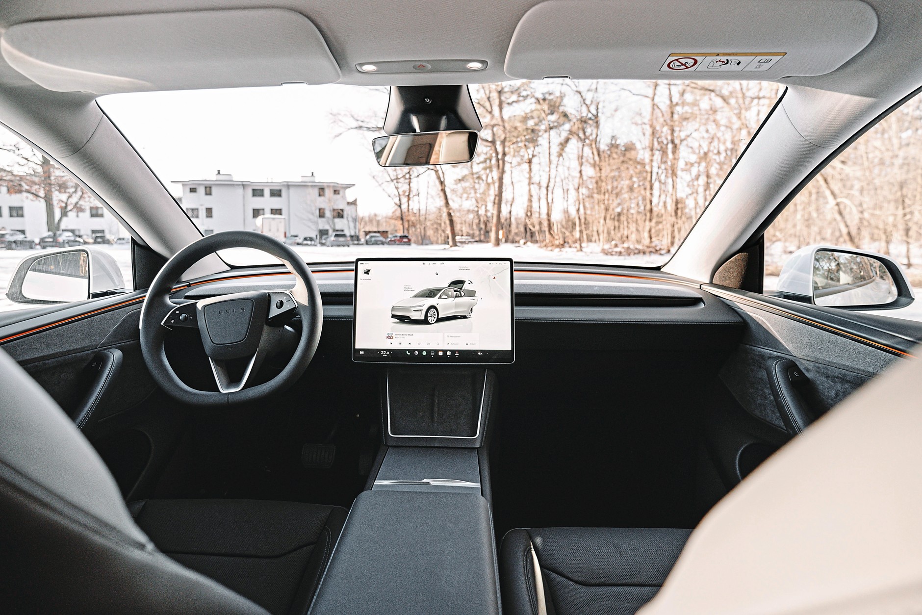 Tesla Model Y po liftingu: jeszcze bardziej ascetycznie niż dotychczas, ale materiały jakby szlachetniejsze. 