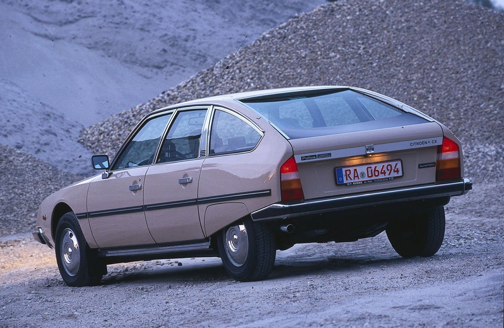Citroen CX – ten model zadebiutował w tym samym roku, co Volvo 240, ale pod względem designu to absolutnie przeciwieństwo kanciastego szweda.