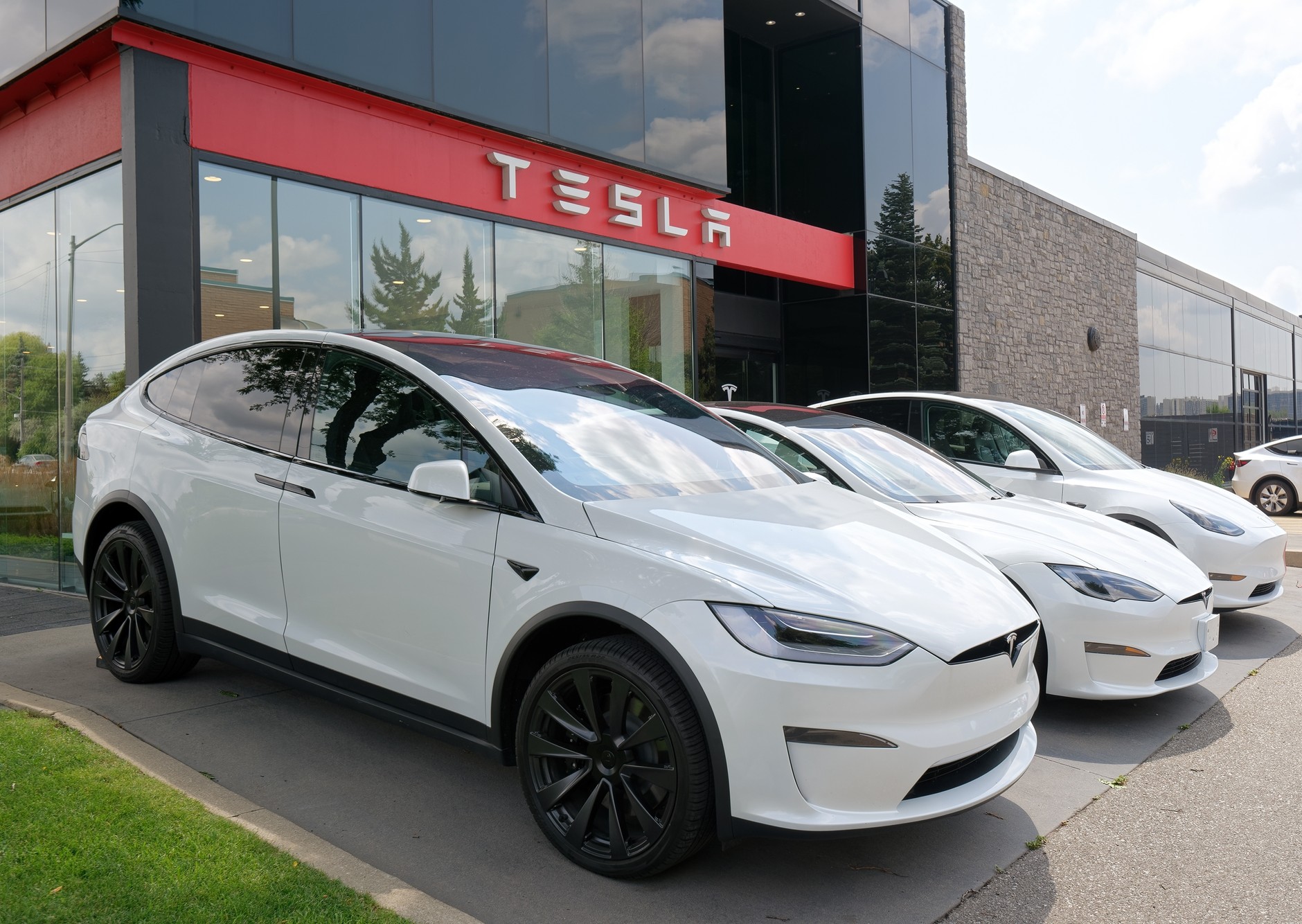 Spadki sprzedaży Tesli miały być chwilowe – na razie nie widać jednak, żeby nowy Model Y diametralnie zmienił sytuację.