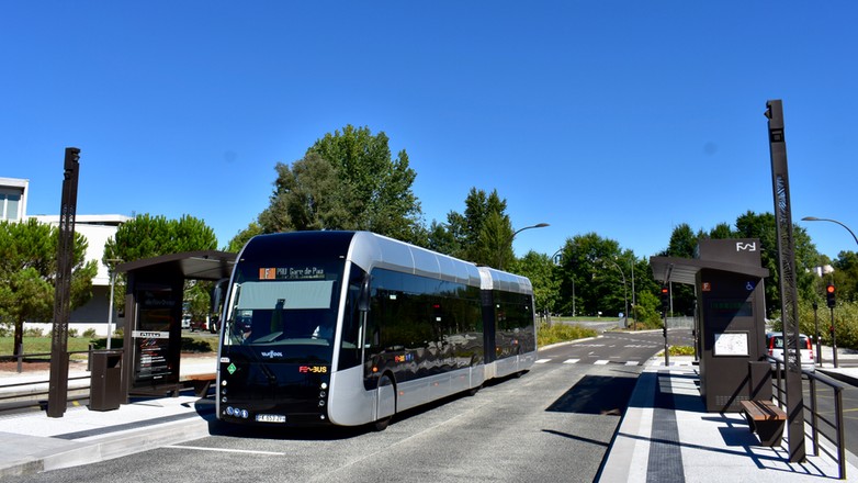 Autobus wodorowy Van Hool we francuskim mieście Pau