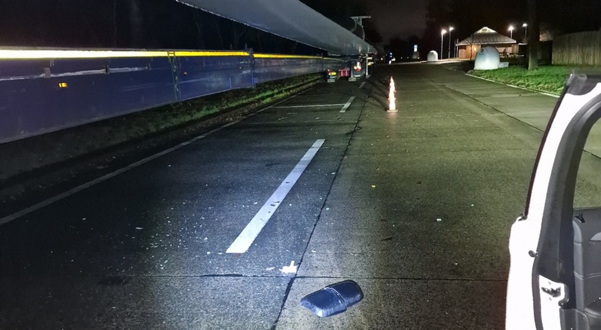 Kierowca tira uszkodził na parkingu bardzo drogi ładunek i uciekł. Coś jednak zgubił