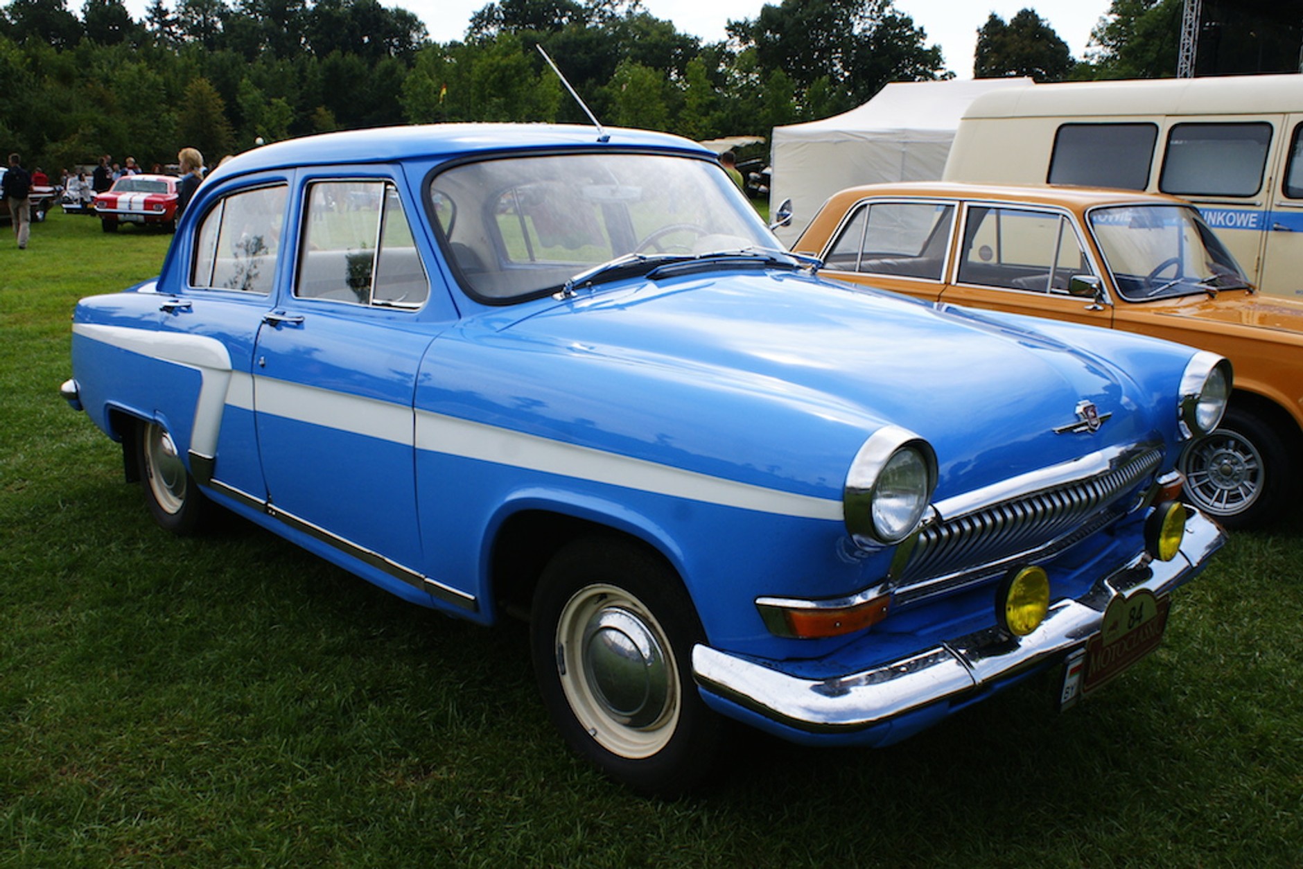 Auta z demoludów na Zamku Topacz