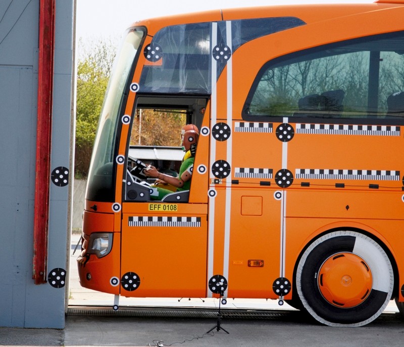 Crashtest autobusu – czy kierowca ma szanse?