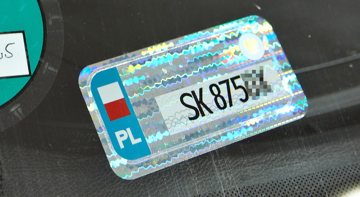 Wraca temat naklejek rejestracyjnych. Czy w 2025 r. dostaje się mandat za nieodklejenie?