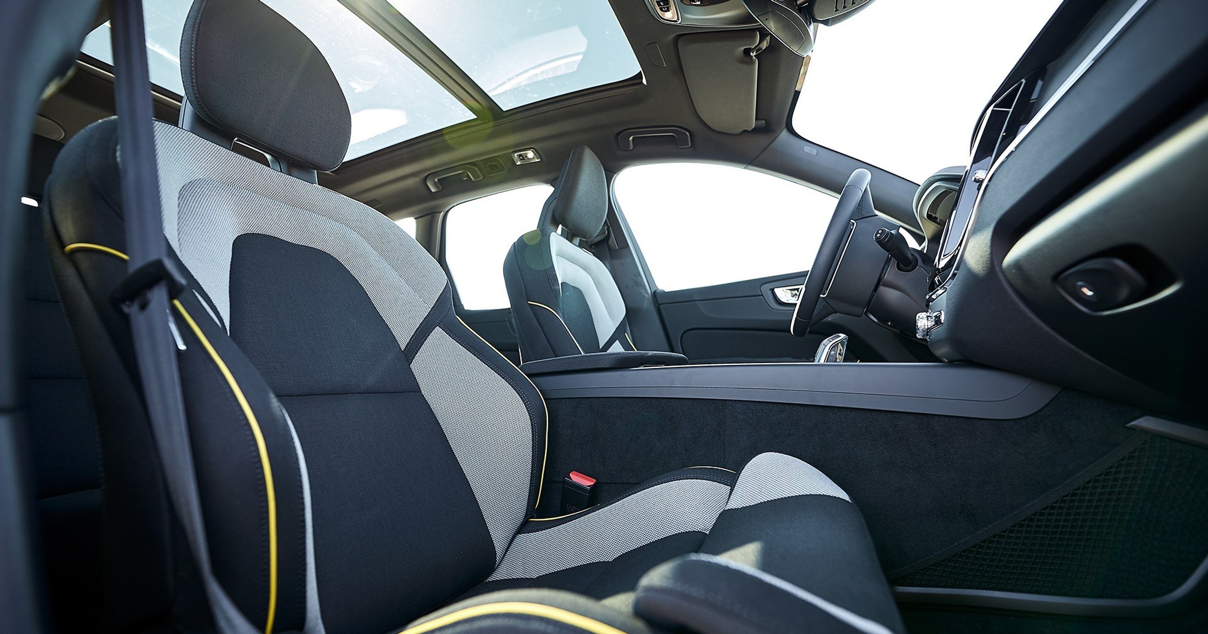 To unikatowe Volvo XC60 T8 ma środkowy tunel z przetworzonych sieci rybackich i lin okrętowych oraz tapicerkę i dywaniki z recyklowanych butelek PET.