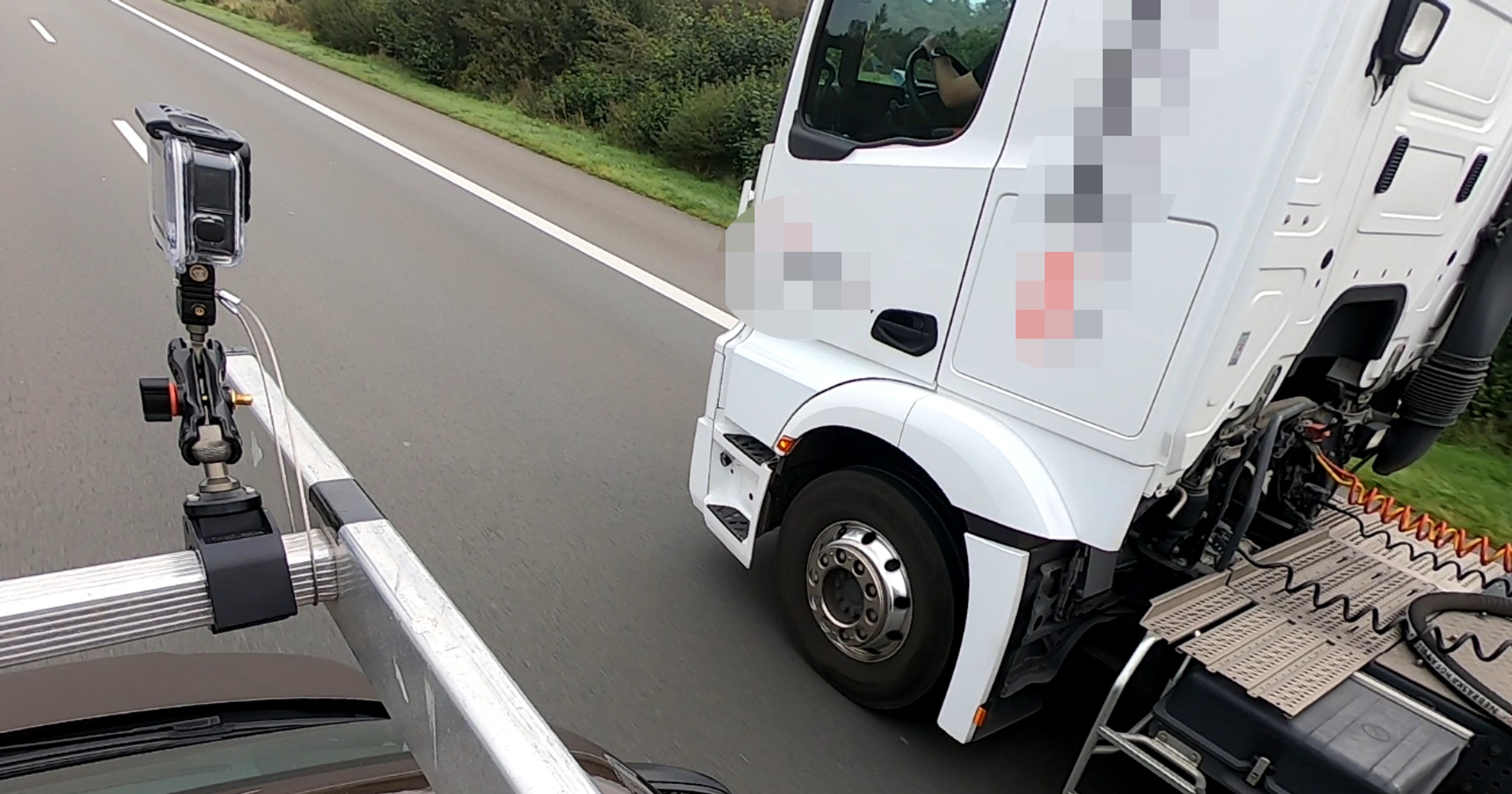 Kamerka sportowa na dachu policyjnego busa