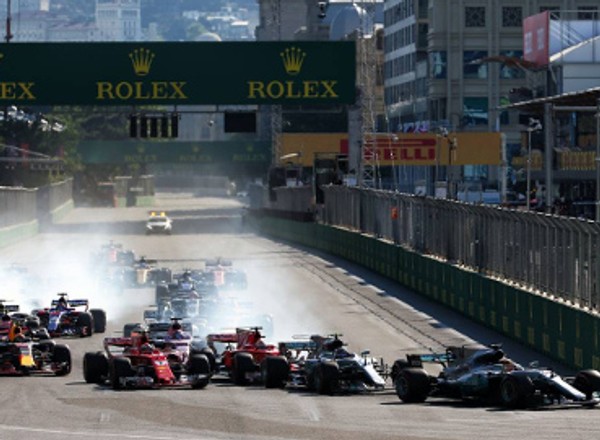 Grand Prix Azerbejdżanu 2017: kolizja mistrzów, wygrana Ricciardo