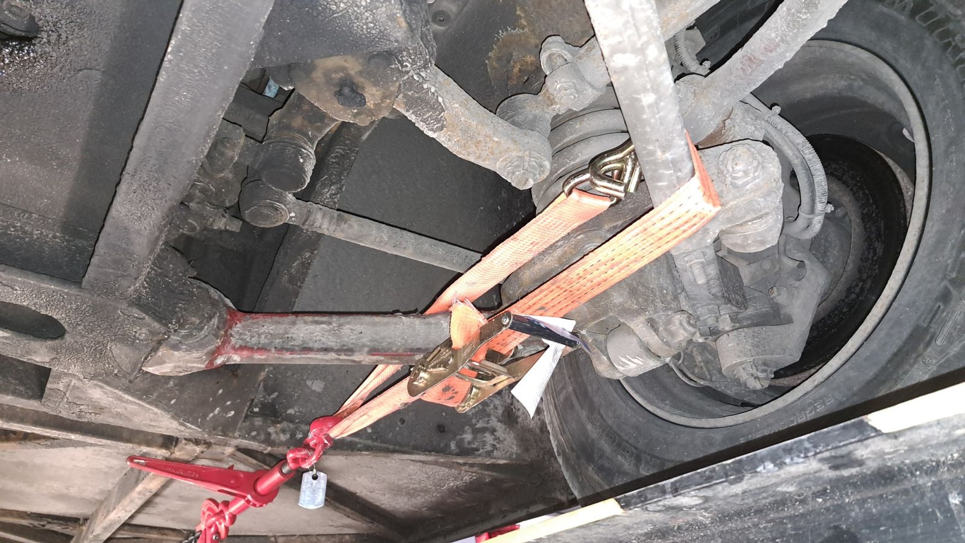 Jechał autokarem z urwaną półosią