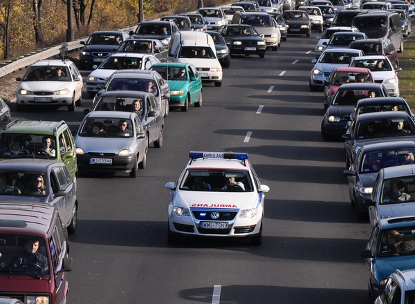 Czy jazda na suwak, korytarz życia i ograniczenia prędkości, poprawią bezpieczeństwo na drogach?