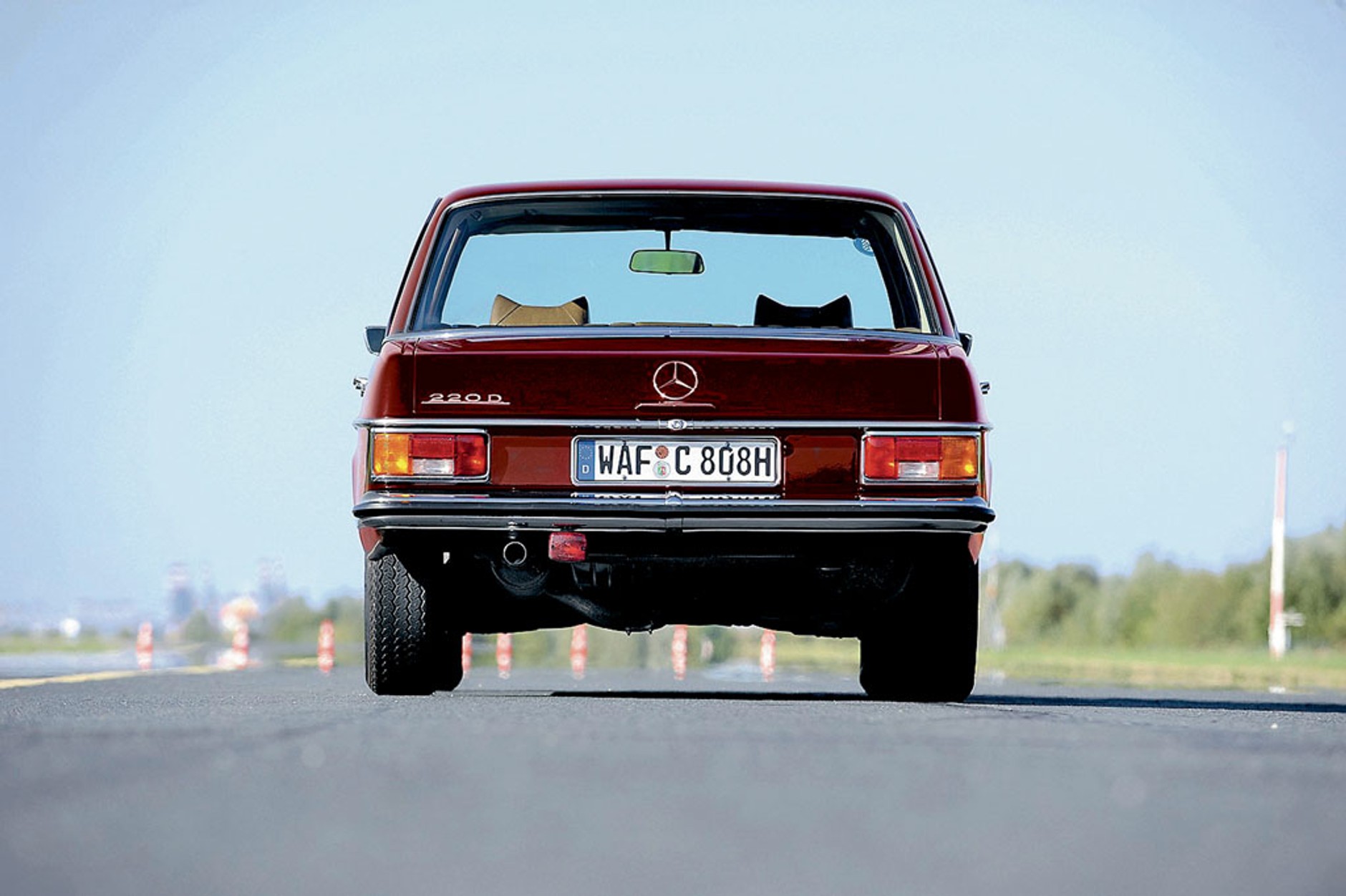 Mercedes 220D - stroma ściana