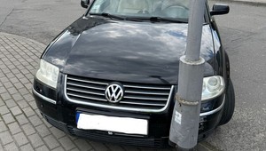 Kierowca Passata dwa razy uderzył w latarnię. Policjant po służbie zareagował natychmiast