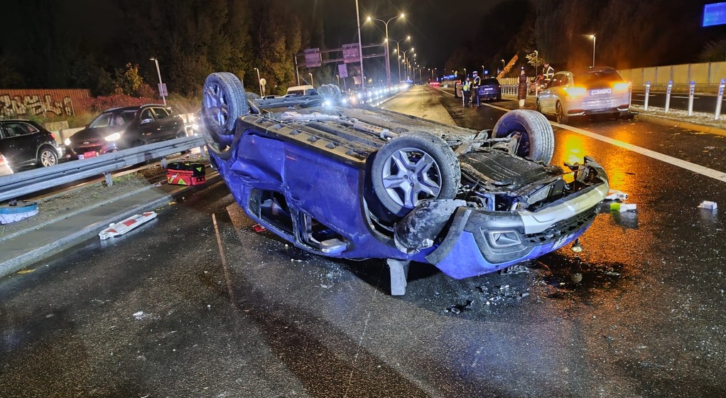 Auto z rosyjskiej ambasady dachowało na warszawskiej Wisłostradzie