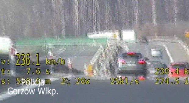 Jechał prawie 240 km/h na drodze ekspresowej. Nie dostał mandatu, zajmie się nim sąd