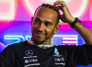 Oficjalnie: Lewis Hamilton przechodzi z Mercedesa do Ferrari. Media oszalały