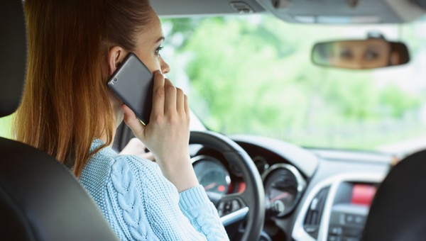 Kiedy jadę, a kiedy stoję? Jak poprawnie korzystać z telefonu w samochodzie