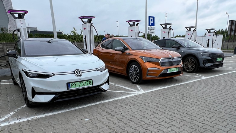 Porównanie kosztów przejazdu samochodami elektrycznymi i spalinowym