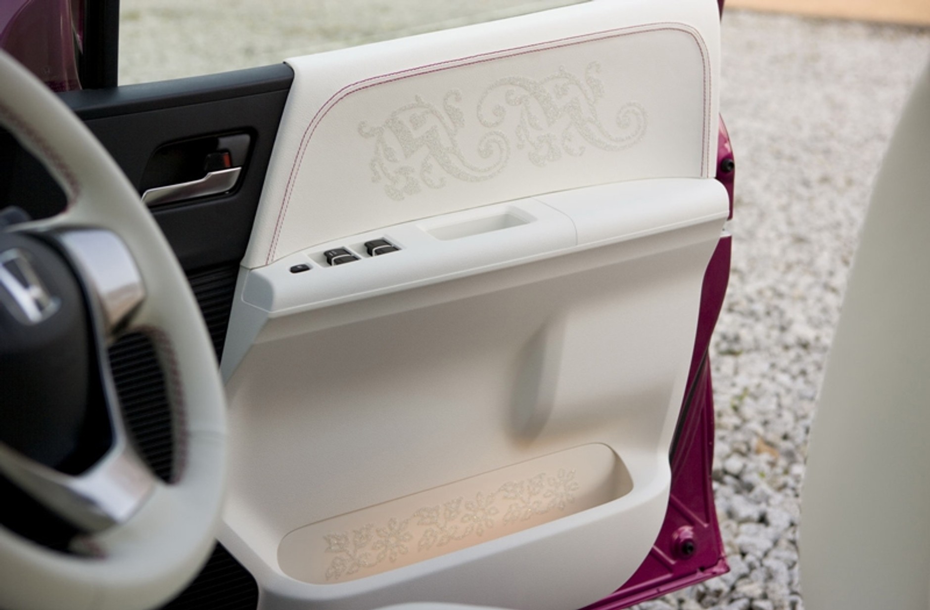 Które auto ma tak odjechane kołpaki?