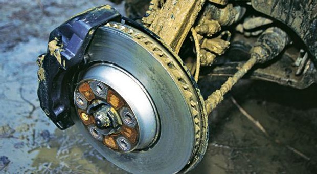 Dlaczego auto źle hamuje? Podpowiadamy jak naprawić hamulce