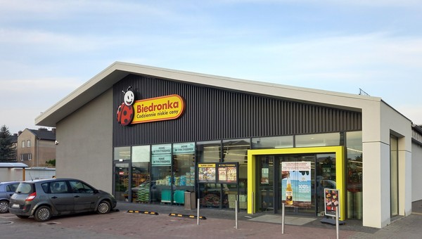 Parking pod sklepem Biedronka