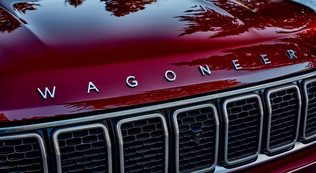 Zabawna wtopa Jeepa podczas montażu. Napis na klapie trochę nie wyszedł