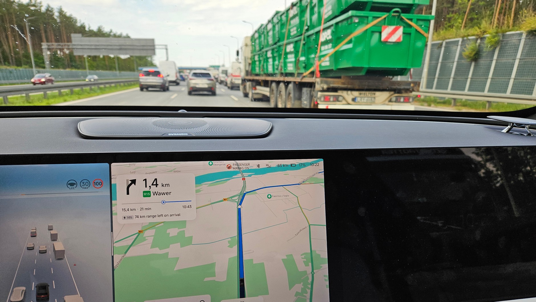Xpeng G9: nawigacja nie pokazuje aktualnych danych o natężeniu ruchu. Można oczywiście skorzystać z lepszej nawigacji np. przez Android Auto, ale wtedy auto. np. nie policzy, ile energii zostanie w baterii po dojechaniu do celu. 