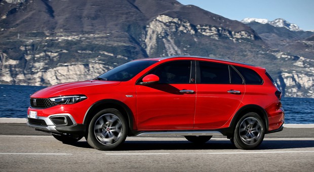 Fiat Tipo Cross doczekał się w końcu nadwozia kombi. Co nam zaoferuje?