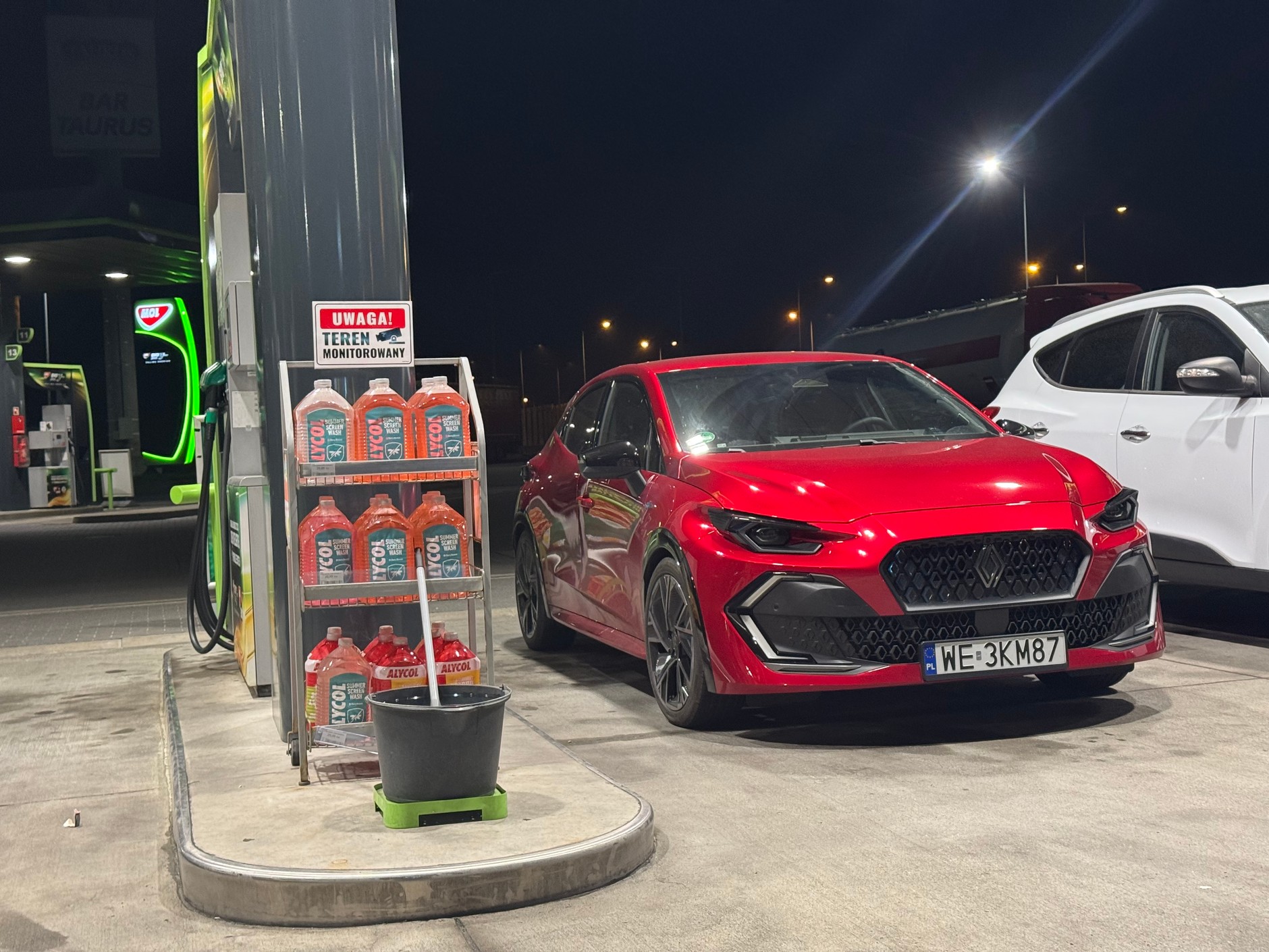 Przejechałem 2600 km hybrydowym Clio