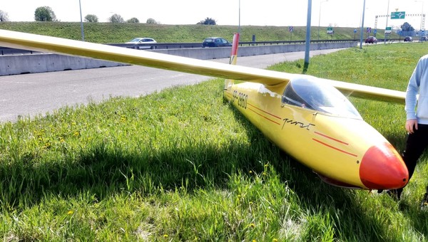 Przy węźle na autostradzie A1 wylądował szybowiec