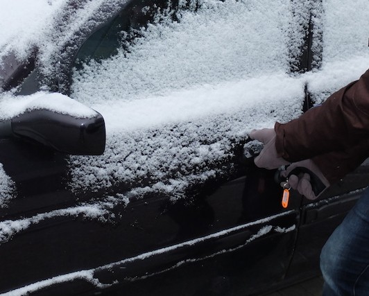 Nie szarp za klamkę, jeśli przymarzły drzwi!