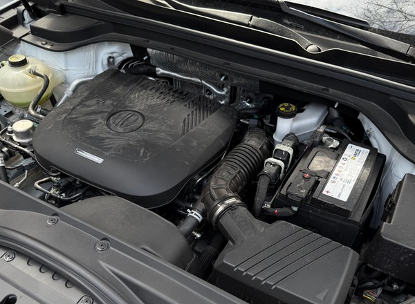 Różnice między wymianą oleju co 8 i co 16 000 km. Pokazał wnętrze silnika. Jest różnica