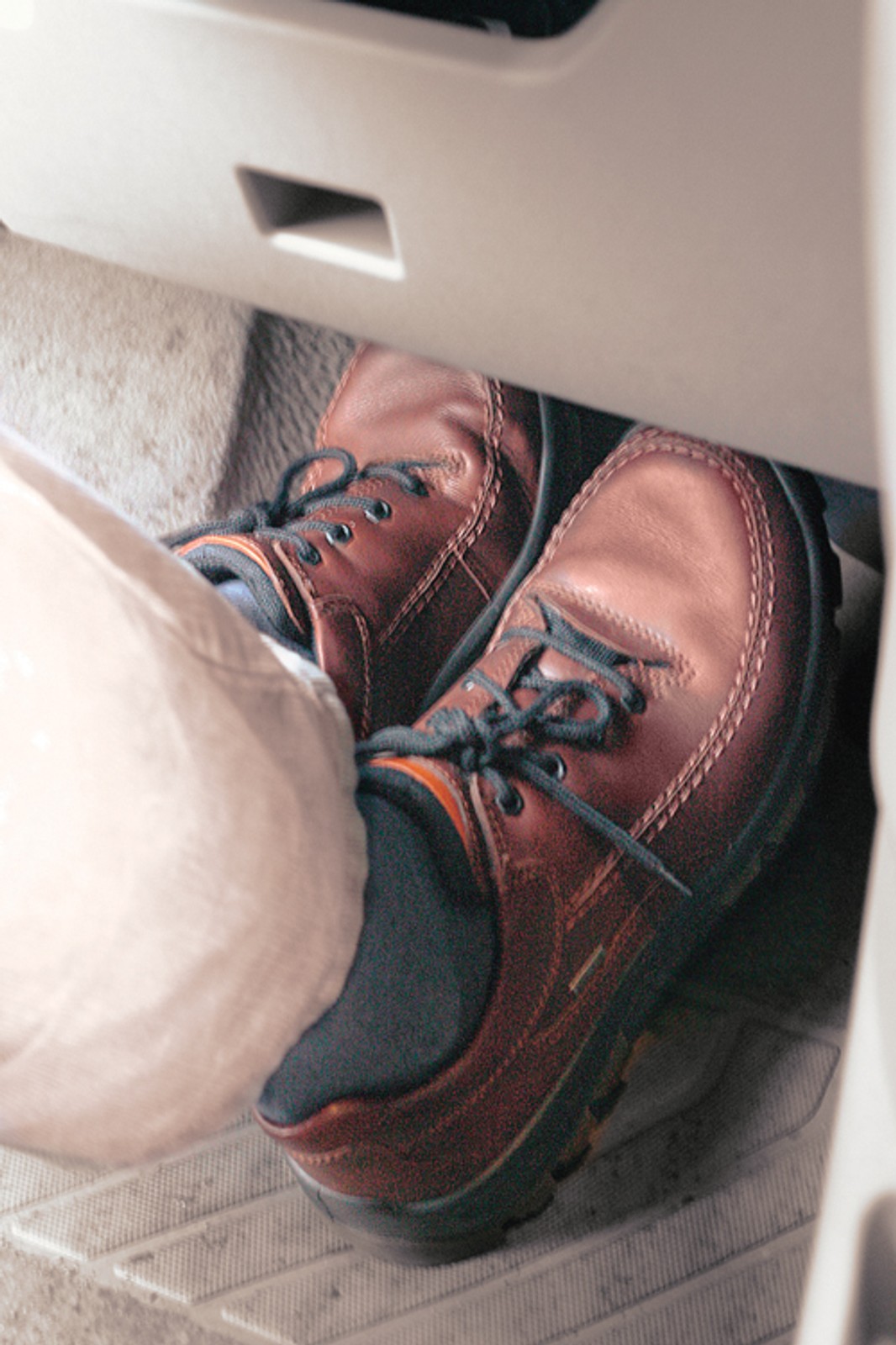 W autach z ABS-em po prostu wciskamy hamulec – układ dba o to, żeby auto nie straciło przyczepności.