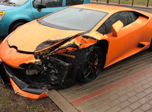Łatwiej znaleźć rozbite Lamborghini niż jego kierowcę. Kolizja w Warszawie