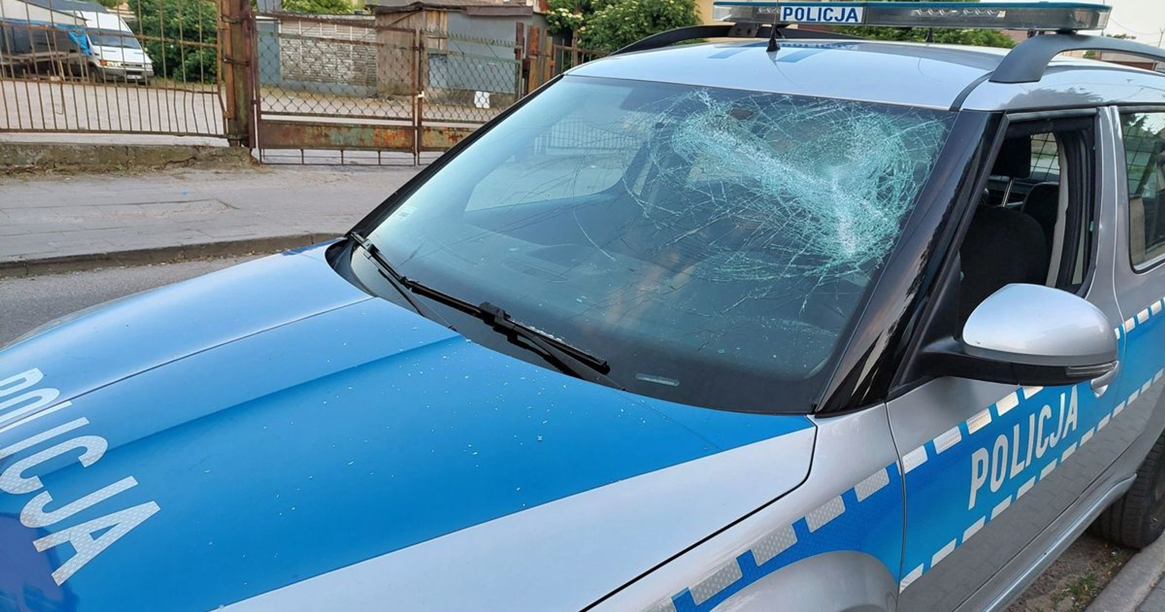 52-latek belką z gwoździami niszczył samochody i atakował policjantów