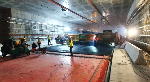 W tunelu pod Świną pojawił się pierwszy asfalt. Znamy datę otwarcia