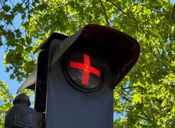 Sygnalizator z plusem pomaga kierowcom, ale oni go nie znają. Lepiej go rozumieć