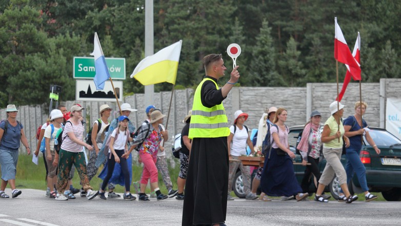 Duchowni czy świeccy porządkowi z lizakami w rękach, kierujący ruchem podczas przemarszów pielgrzymek, to w sierpniu w Polsce normalny widok. 