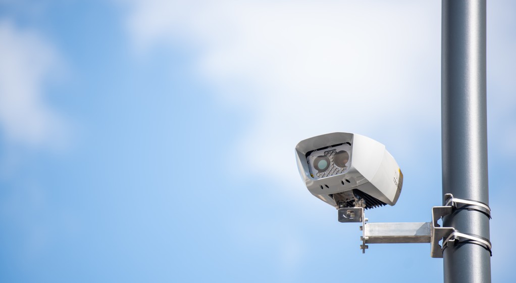 Wjazdu na plac Pięciu Rogów pilnuje kamera