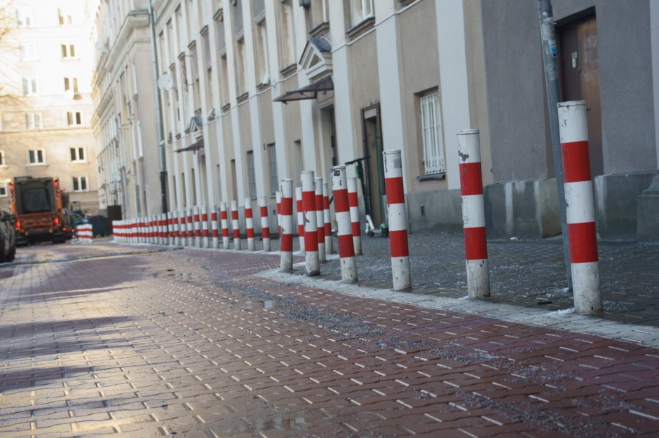 Biało-czerwony, jaskrawy wzór słupków nie podoba się chyba nikomu