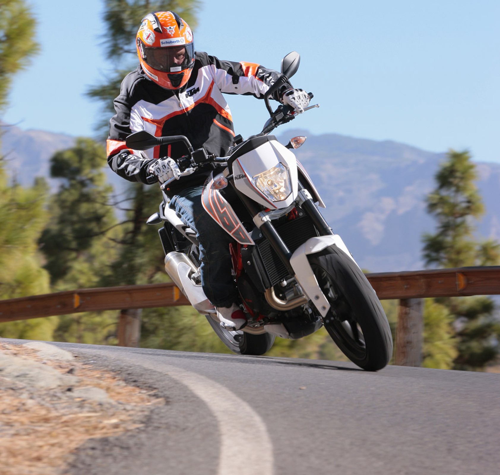 Motocykle i skutery: nowości sezonu 2012