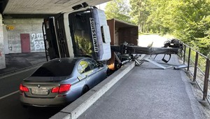 Ciężarowy Mercedes z dźwigiem zahaczył o wiadukt i przygniótł BMW