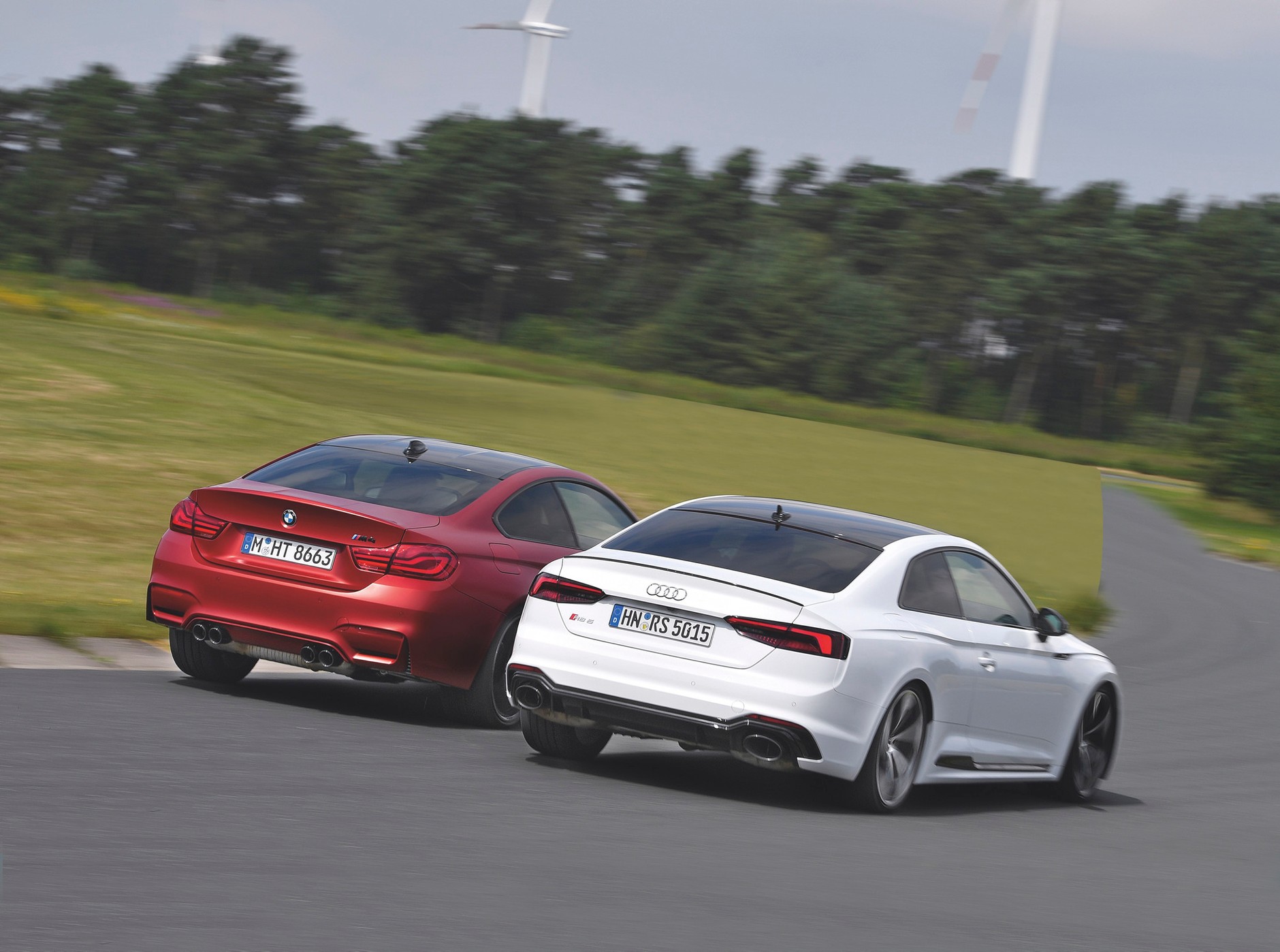 Jeden prycha, drugi dymi - Audi RS5 kontra BMW M4 na torze