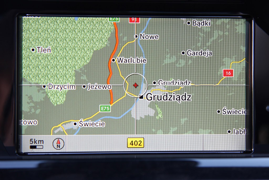 Mapy ograniczonego zaufania: test fabrycznych nawigacji