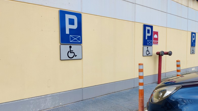 Miejsce dla niepełnosprawnych pod supermarketem